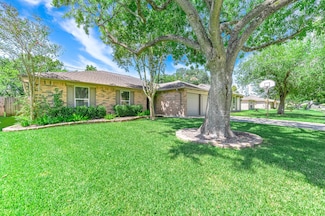 17102 Coachmaker Dr, Friendswood, TX 77546