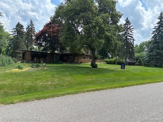 3975 Stonecrest Rd, West Bloomfield, MI 48322