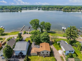5065 Girard Dr, Pinckney, MI 48169