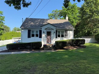 9 Bergen Ct, Huntington Station, NY 11746
