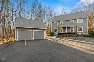 2 Country Hollow Ln, Haverhill, MA 01832