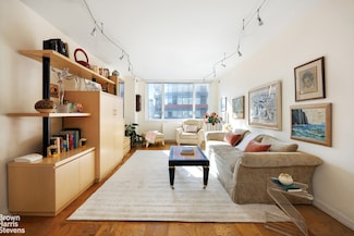 245 E 54th St Unit 27M, New York, NY 10022