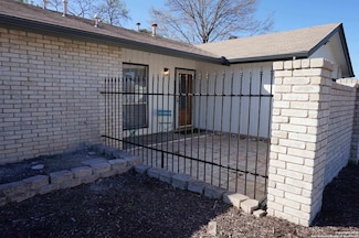 206 Whispering Oak St, Live Oak, TX 78233