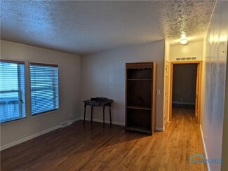 17126 W Poe Rd, Bowling Green, OH 43402