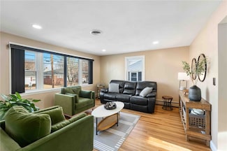 6 Flanders St, Johnston, RI 02919