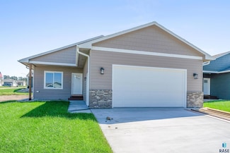 6104 N Seubert Ave, Sioux Falls, SD 57104