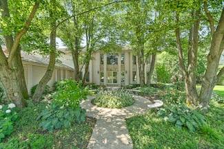 2372 Tennyson Ln, Highland Park, IL 60035