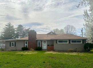 18 S Windsor Ln, Fairfield, IL 62837