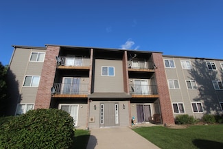 727 Elm Ln Unit 206, Woodstock, IL 60098