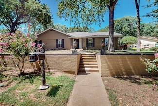 201 Trailwood Dr, Euless, TX 76039