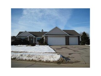380 Pine Crest Dr, Robins, IA 52328