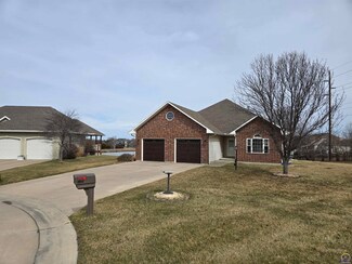 2914 Twin Lakes Ct, Emporia, KS 66801