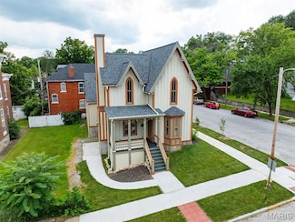 221 N 6th St, Hannibal, MO 63401