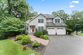 17 Raven Crest Dr, Bethel, CT 06801