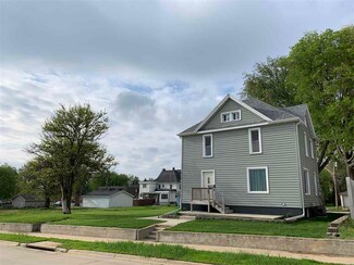 157 University Ave, Waterloo, IA 50701