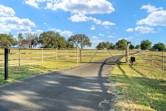 25 Zoeller Ln, Boerne, TX 78006