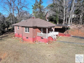 318 W Blue Ridge St, Stuart, VA 24171