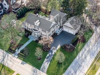 910 Golf Ln, Wheaton, IL 60189