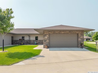537 River Bend Ct, Mason City, IA 50401