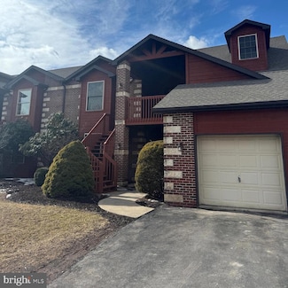 1303 Country Club Dr, Hazleton, PA 18202