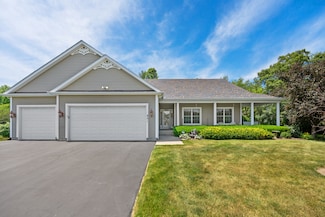 901 Woodridge Trail, McHenry, IL 60050