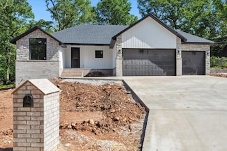 1239 W Arlington Dr, Springfield, MO 65803