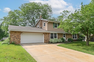 703 Cheyenne Dr, Waukesha, WI 53188