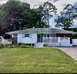 84 Marie Crescent, ComMacK, NY 11725