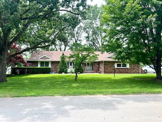 1203 S Oak Ave, Aurora, MO 65605