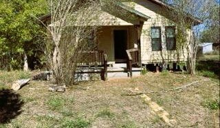 804 1st St, Floresville, TX 78114