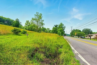 956 Middletown Rd, Shinnston, WV 26431