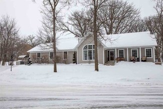 213 Oak Ridge Cir, Waverly, IA 50677