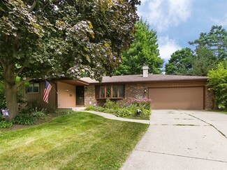 2125 Country Knoll Ct, Elgin, IL 60123