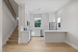 186 Bedford St Unit 201, Lexington, MA 02420