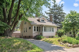 1252 Arkwright St, Saint Paul, MN 55130
