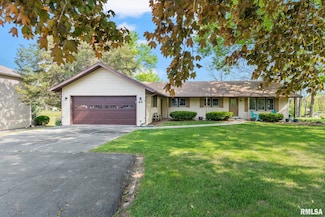 64 N Shore Dr, Petersburg, IL 62675