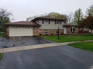 700 Crown Ln, Peotone, IL 60468