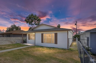 132 E Center St, Taft, CA 93268