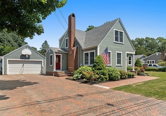 28 Emery St, Merrimac, MA 01860