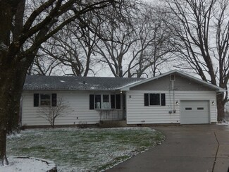 5 Circle Dr, Momence, IL 60954