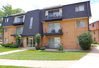 4829 W 109th St Unit 203, Oak Lawn, IL 60453