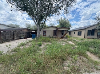 907 W Crockett St, Beeville, TX 78102