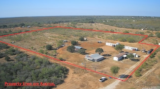 179 Private Road 6624, Devine, TX 78016