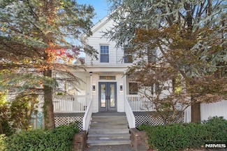 46 Garden Place, Edgewater, NJ 07020