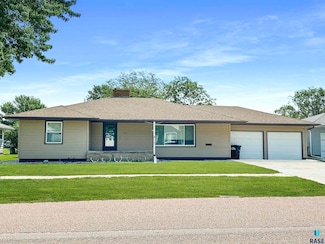 306 S East St, Menno, SD 57045