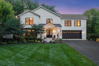 10200 Lakeview Dr W, Hopkins, MN 55305