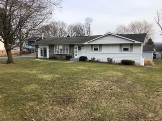 112 5th St, Mayfield, PA 18433