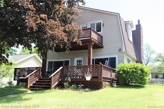 8860 Rushside Dr, Pinckney, MI 48169