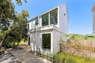 906 Blackland Ct, Dallas, TX 75243