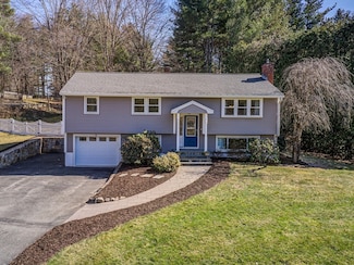 8 Rockpoint Rd, Southborough, MA 01772